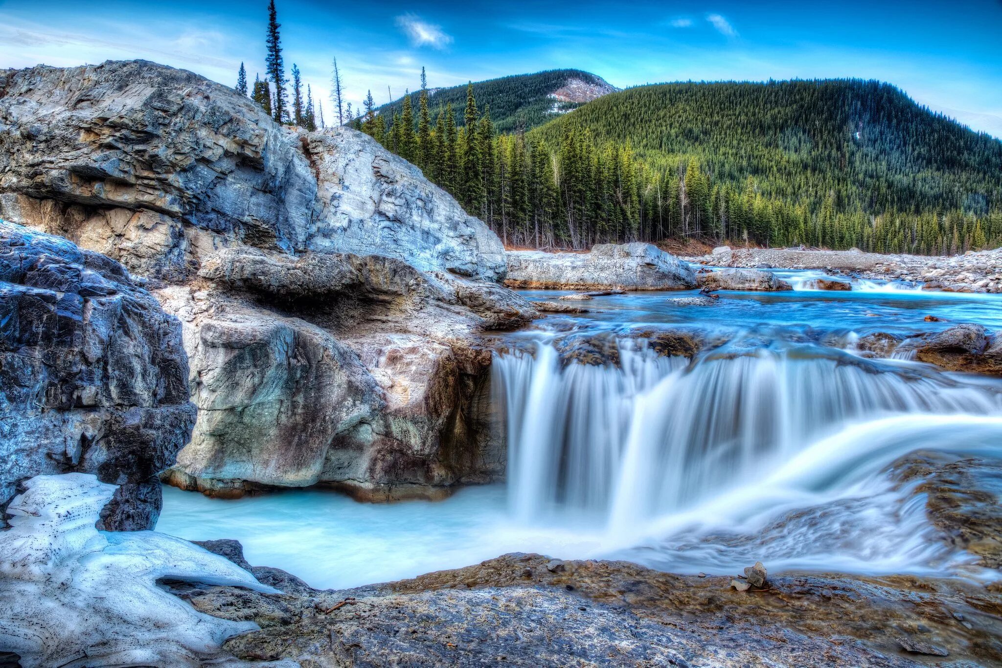 водопад вернал, калифорния, сша. водопад галдоридон. национальный заповедник гиффорд пинчот сша. красивый пейзаж с горами и водопадом. природа водопад.