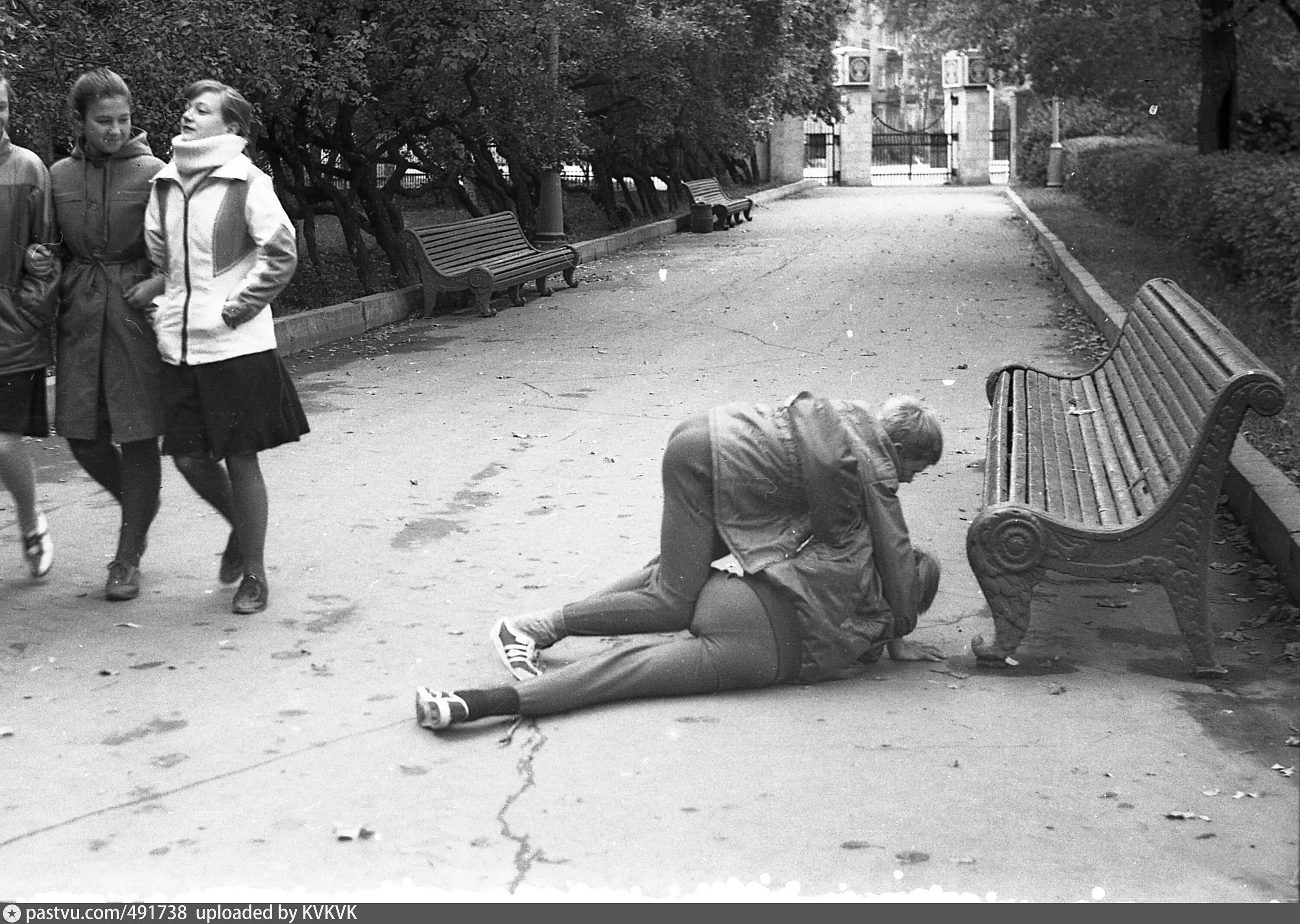 Старость в одиночестве. Детский труд в сша 20 век. Прялка 19 век. Довоенные годы. Черно белые исторические снимки.