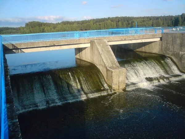 Сброс воды десногорское. Десногорское водохранилище дамба. Белгородское водохранилище плотина. Водохранилище плотина белая Холуница. Дамба Белгородского водохранилища.