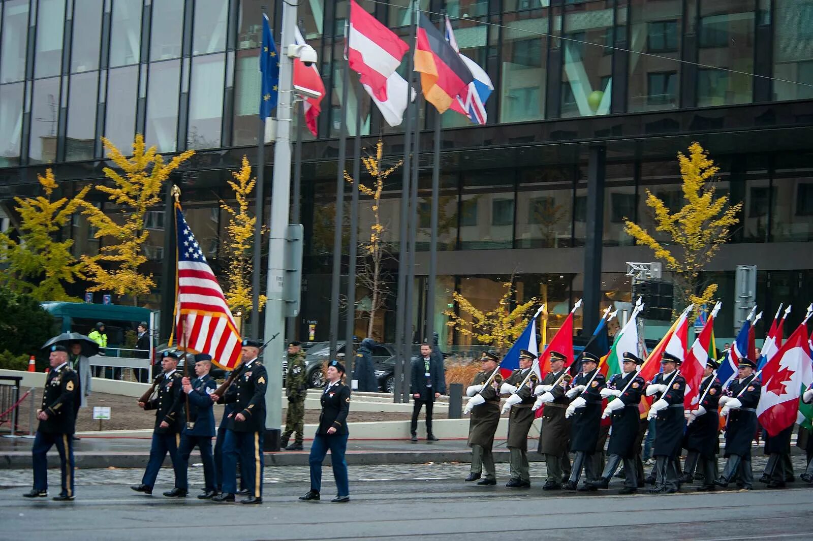 Парад в сша. Военный парад в Чехии. Национальные парады в Чехии. Гвардейцы Прага.
