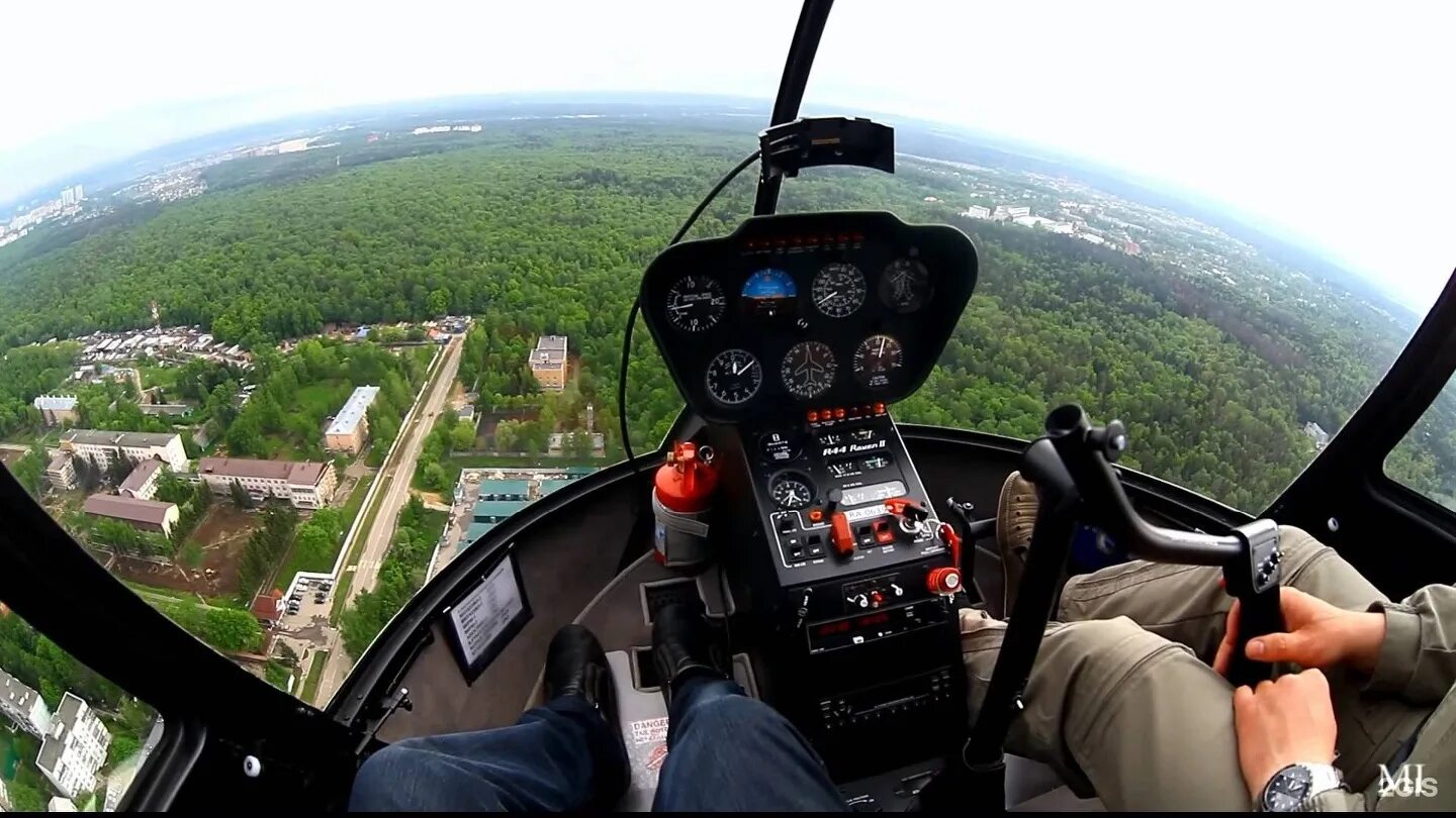 Экскурсия на вертолете санкт петербург. Кабина вертолета Robinson r44. Робинсон 44 полет. Кабина вертолета Робинсон 44. Robinson r44 из кабины.