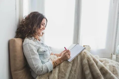 Если девушка пишет что она делает