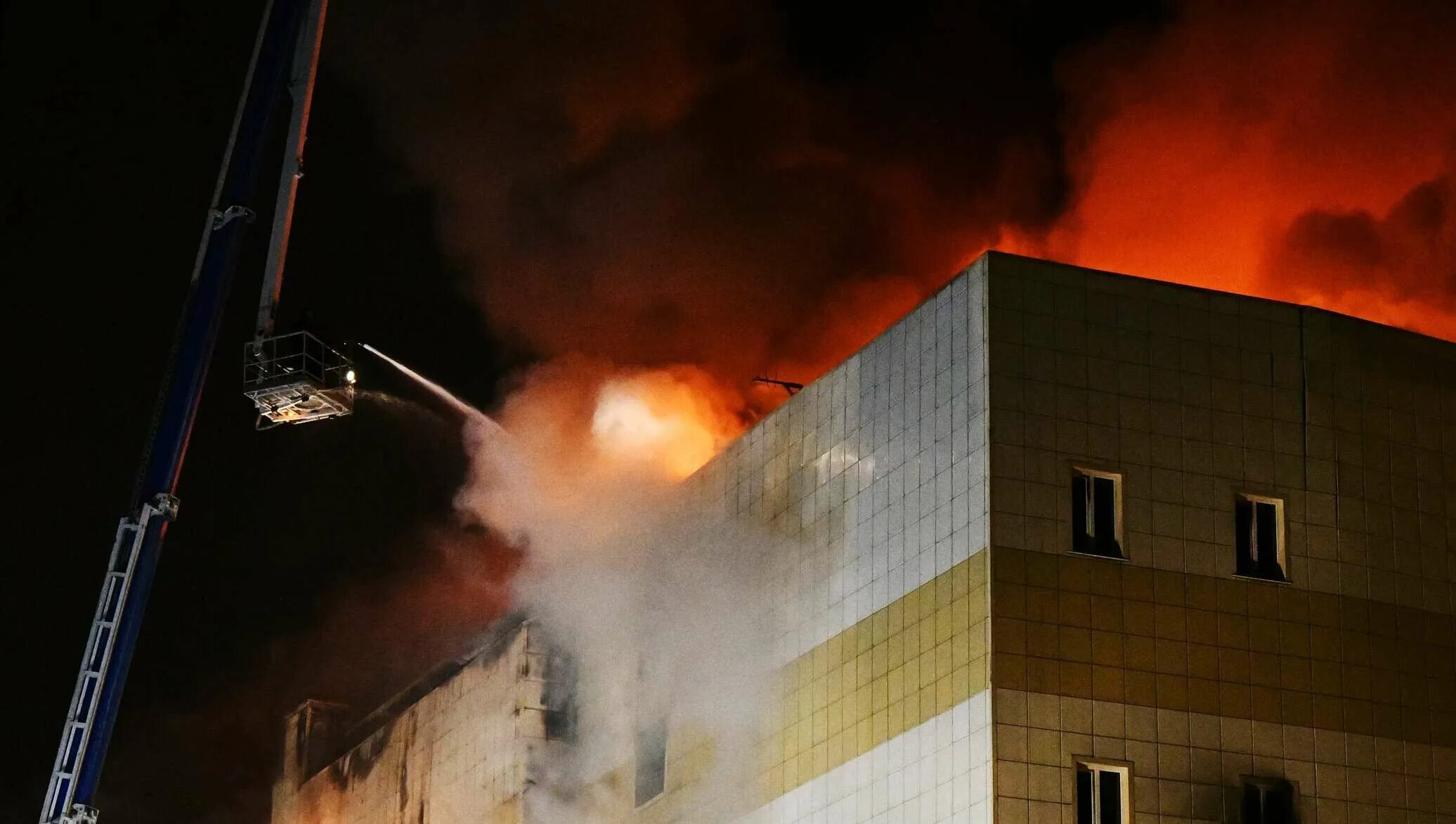 Тц вишня. Пожар в кемерово в тц зимняя вишня. зимняя вишня кемерово 2018. торговый центр вишня кемерово пожар. пожар в торговом центре «зимняя вишня».