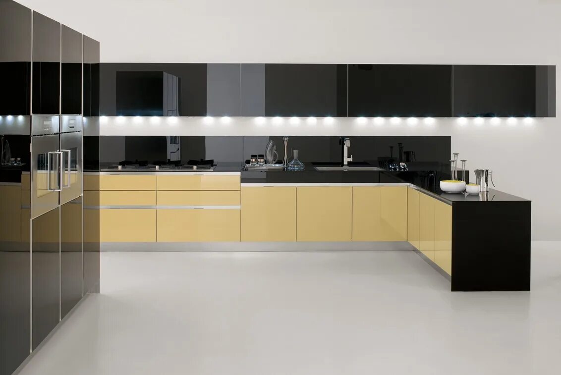 Фальш кухня. Верхние шкафы для кухни до потолка. Кухонный гарнитур без ручек. Фальшпанели для кухни. Фартук для кухни белый глянец.