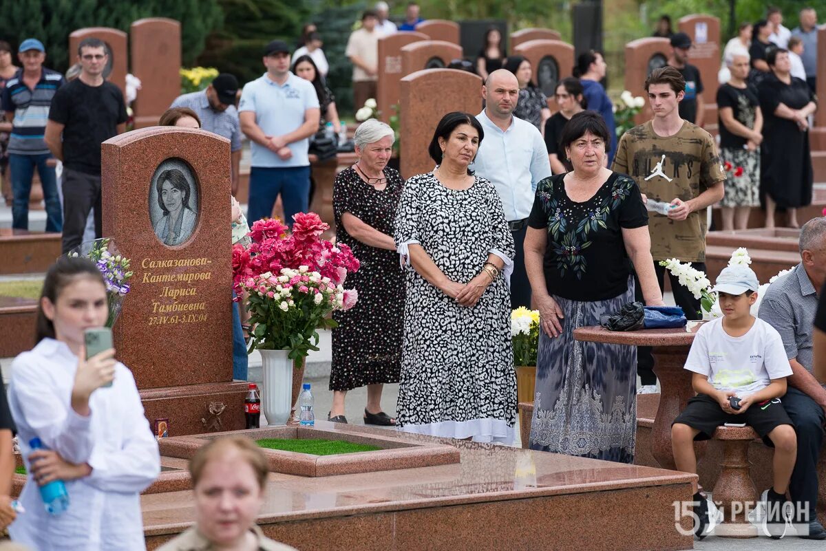 Беслан теракт в школе последний звонок. Учителя 7 школы фото Беслан. Девочка из Беслана позвала на выпускной. Терроризм в школах 2023