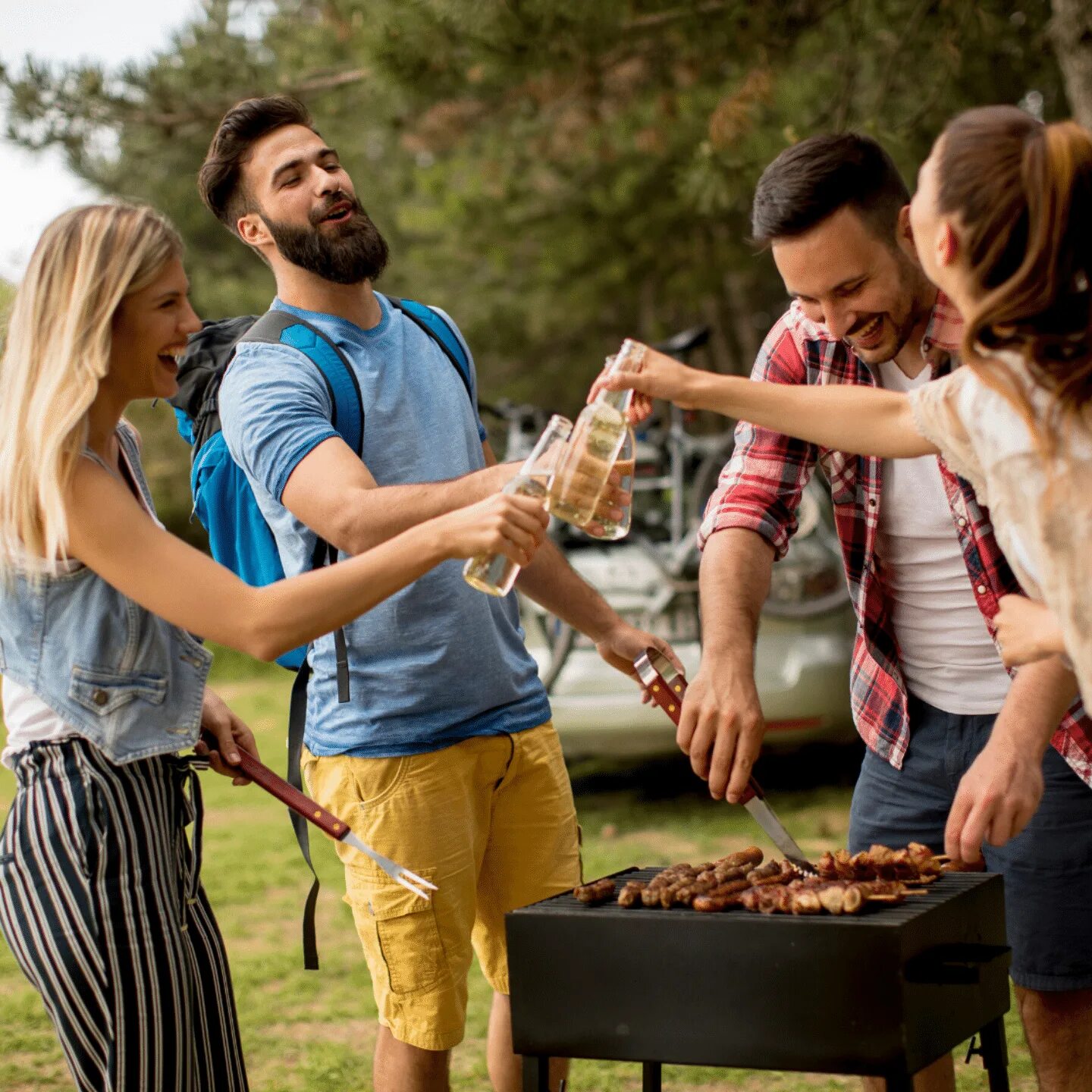 Шашлыки на даче с семьей. Стильное BBQ люди. Барбекю вечеринка идеи. Марафон человек с мангалом.