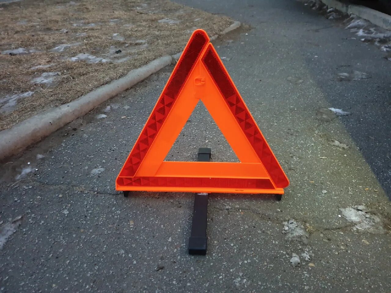 Сбило дорожным знаком. Аварийный знак. Знак аварийной остановки. Аварийный знак автомобильный. Аварийный треугольник для машины.