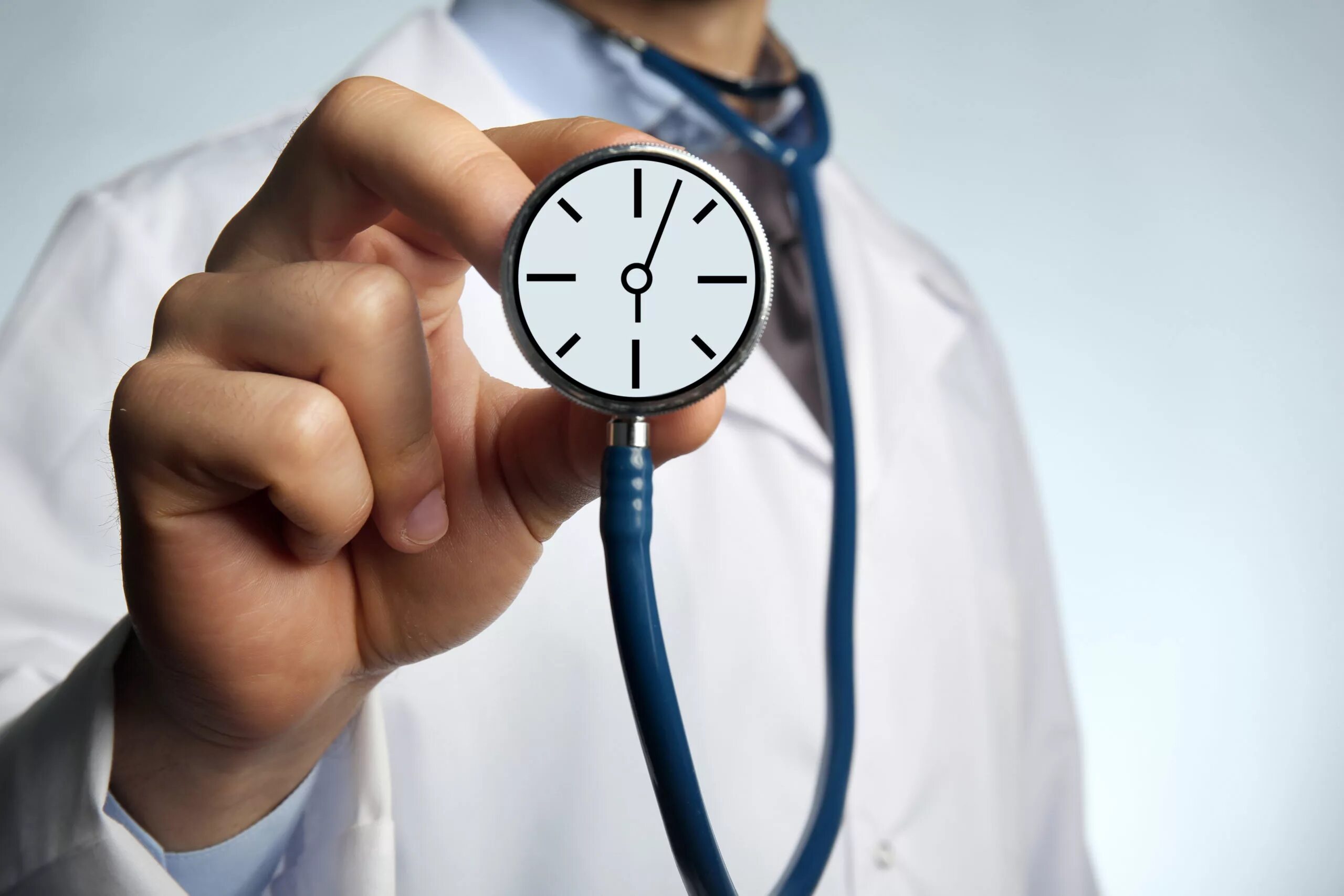Medical attention. Врач с часами. Часы для врача. Часы на руке врача. Тайм менеджмент врача.