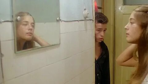 Парень подглядывал за соседкой
