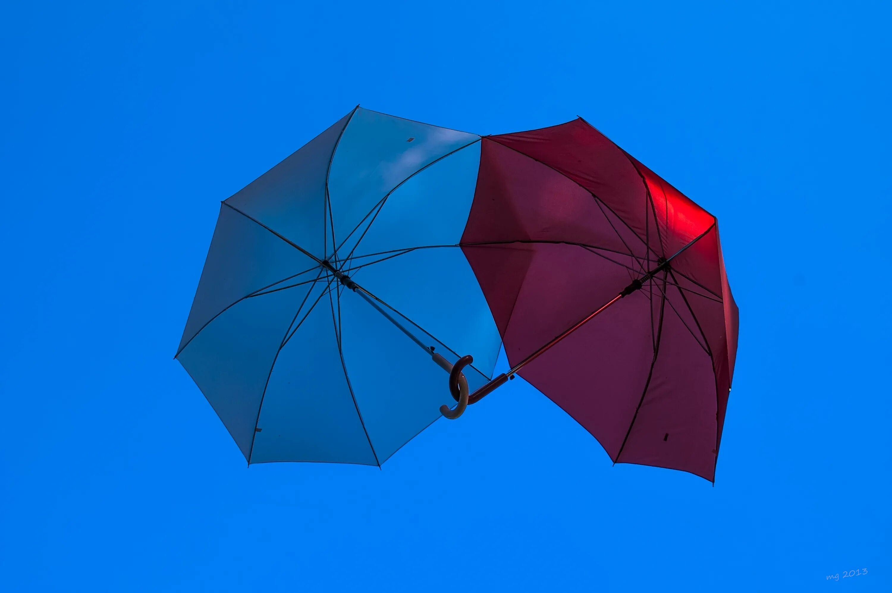 Зонт. Красный зонт. Зонт синий. Зонт голубой. Обои зонтика