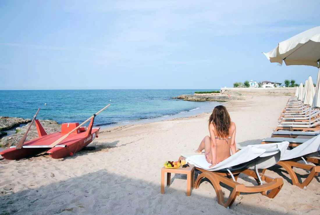 Private beach. Приватный пляж.