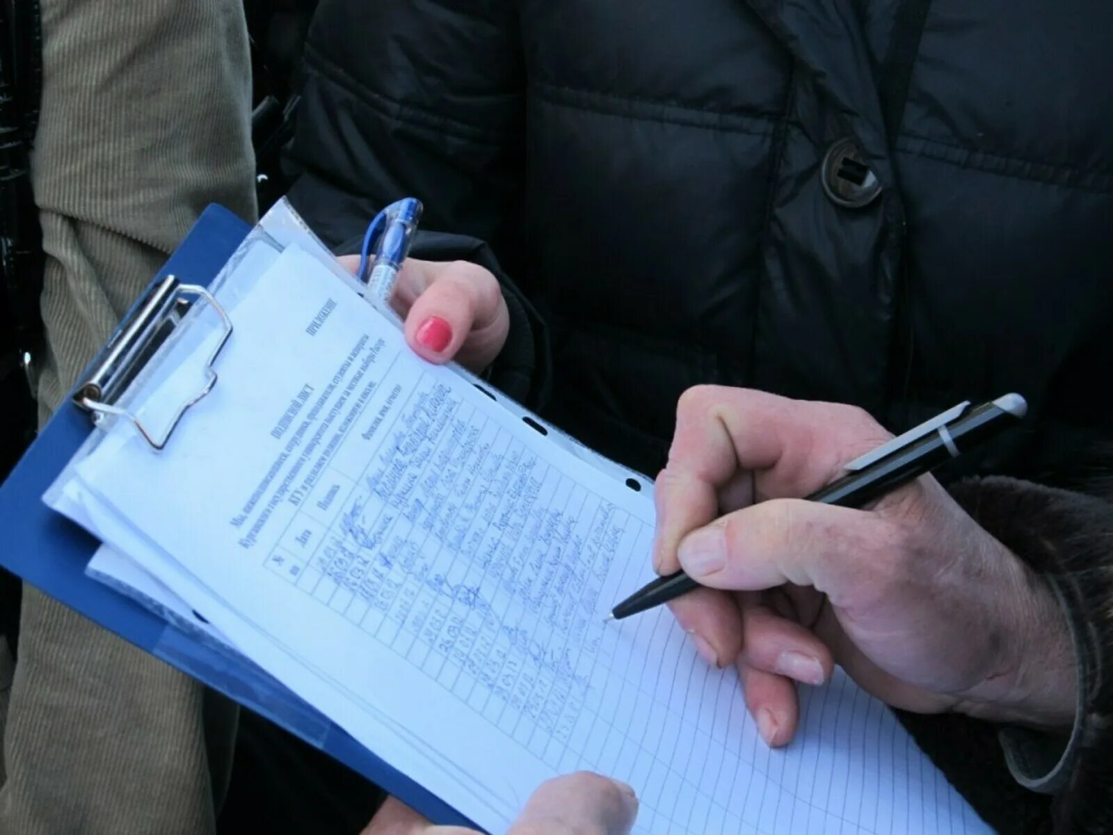 Средства наглядной агитации пикетирование сбор подписей это. Сбор подписей. петиция сбор подписей. подписи за кандидатов. собирает подписи.