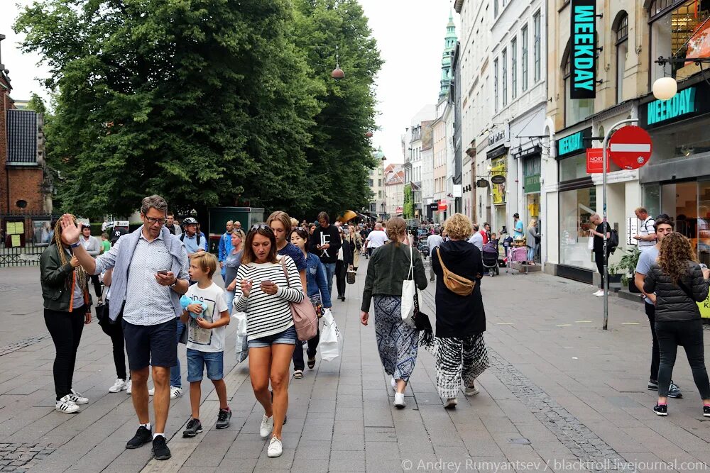 Люди на улице. Лето улица люди. Люди на улице города. Люди на улицах Москвы.