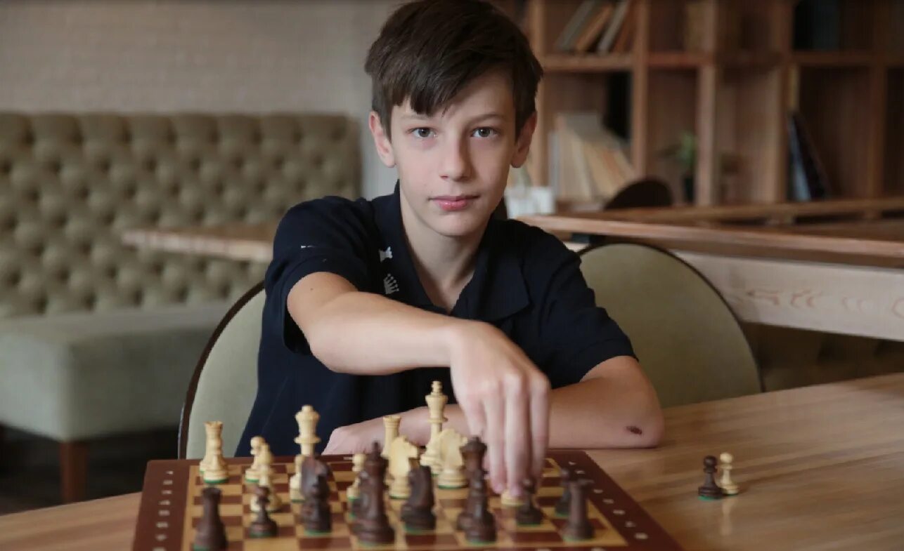 Шахматист 7. Корчной 1976. Дети играют в шахматы. Испанец педро живые шахматы. Что развивают шахматы у детей.