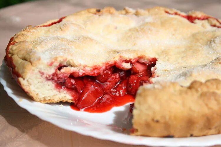 Постный пирог с вишней. Ягодный пирог с маком. Песочный пирог с черной смородиной. Постный пирог с ягодами. Постный пирог с ягодами.