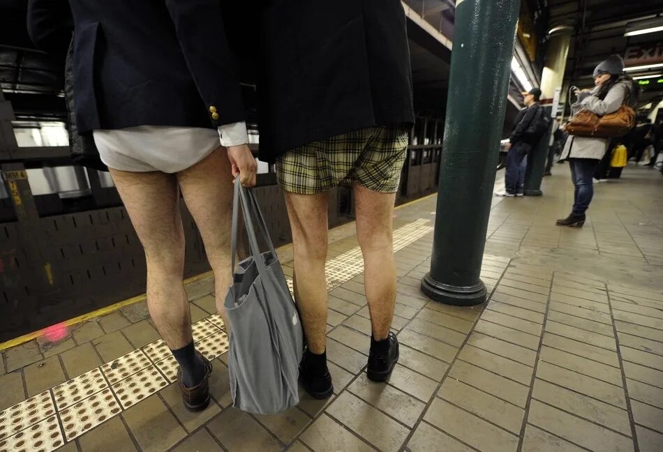 No Pants Subway Ride 2012. Солдаты без штанов. Нью Йорк метро без штанов. Мужское хозяйство без штанов. На улице без штанов