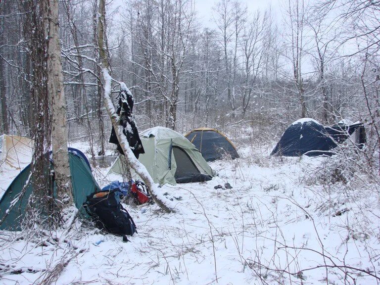 Где остановились на ночевку. Ночевка зимой в палетке. Палатка зимой в лесу. Палатка в зимнем походе в лесу. Ночевка в лесу в палатке.