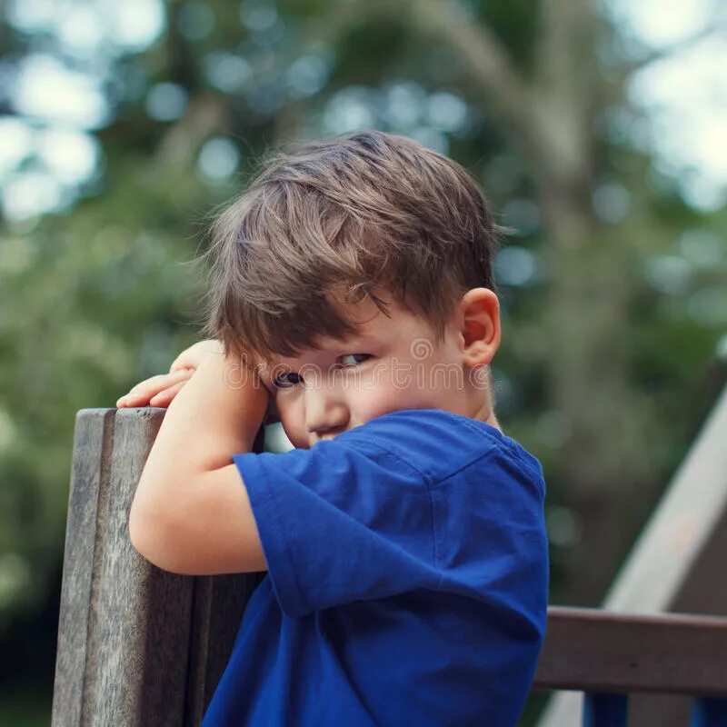 Sad kid. Грустный мальчик. Грустный маленький мальчик. Застенчивость. Ребенок грустит фото.