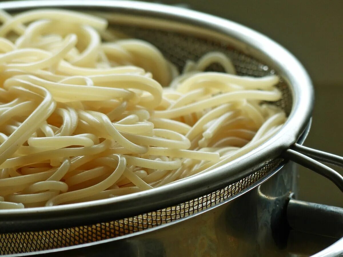 Промывать ли спагетти после варки. Лапша спагетти. Разваренные макароны. Макароны в кастрюле. Кастрюля для спагетти.
