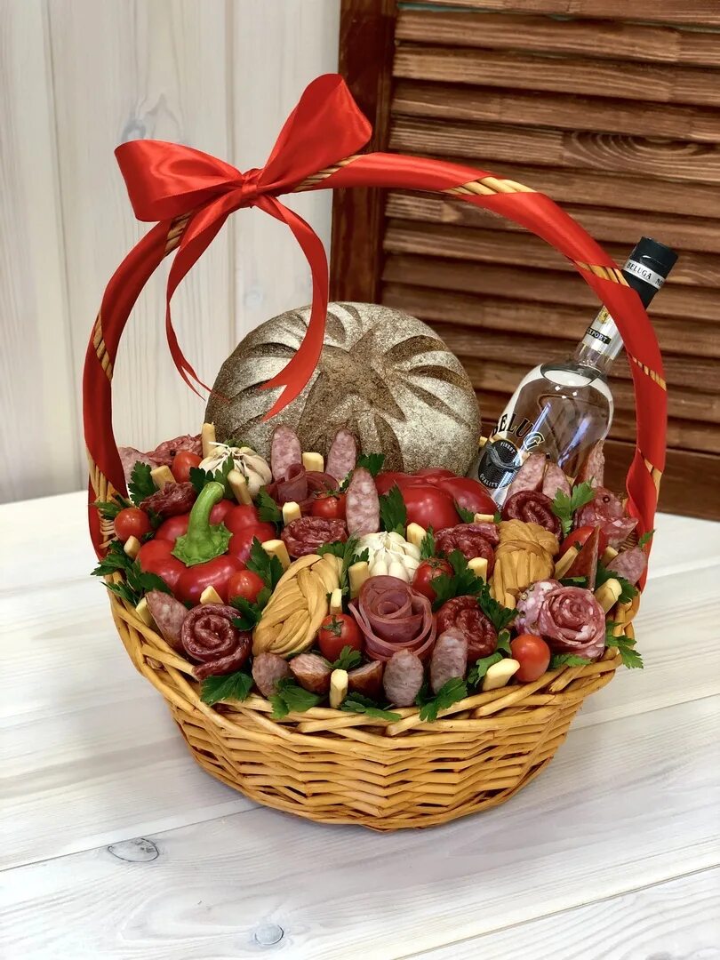 Продуктовая корзина. Мясная корзина в подарок. Корзина для мужчины в подарок. Мясная корзина в подарок. Мясные корзинки подарочные.