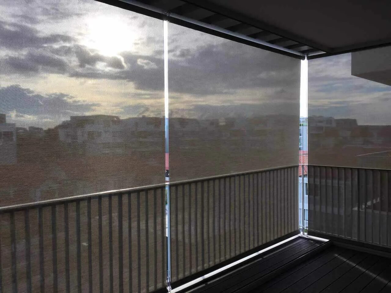 Защитные экраны на окна. Жалюзи на стеклянный балкон. Прозрачные жалюзи для балкона. Солнцезащитные шторы на балкон.