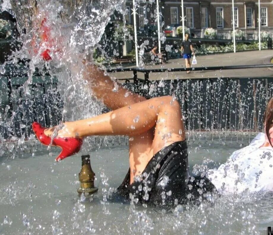 Девочка плавает в фонтане. Девочка купается в фонтане. Девушки купаются в фонтане. Купание в фонтане в одежде. Тетка моется