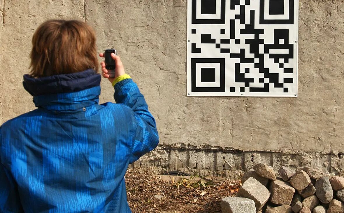 Qr код куба. Человек считывает QR код. QR код мошенники. QR код фото. Человек фотографирует QR код.