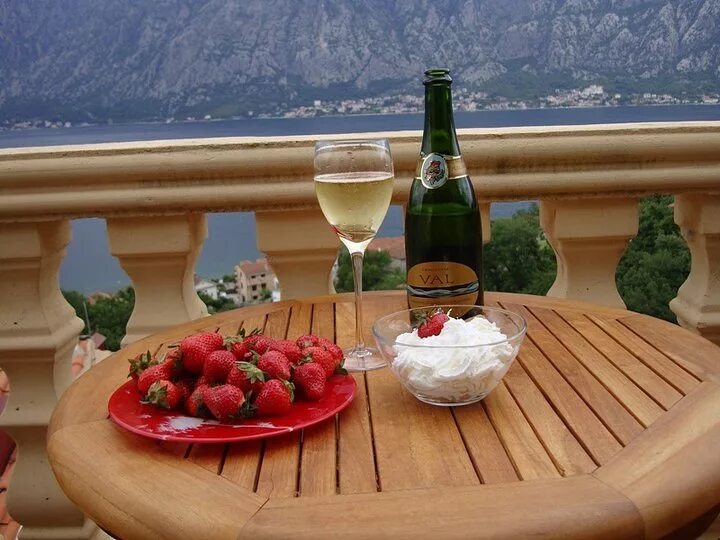 Бокал вина утром. Столик с видом на море. Вино и море. Столик на двоих вид на море. Шампанское с клубникой.