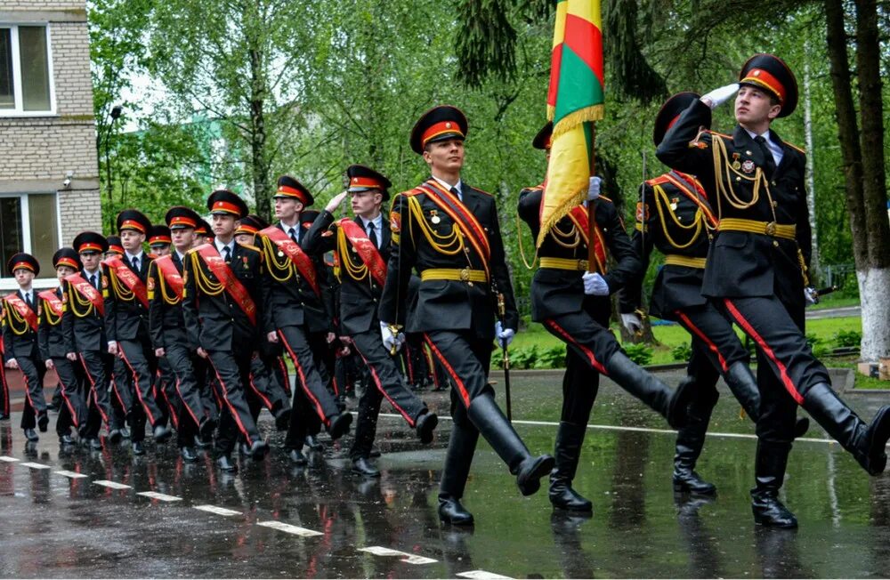 Кадет лента выпускника. Кадетское училище могилев. Кадетское училище могилев. Строевая подготовка в училище. Кадеты выпускники.