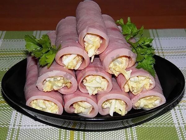 Рулеты с ветчиной и сыром фото 10 вкуснейших рулетиков с самыми разными начинками Лайфхакер Рецепт в 2024 г И