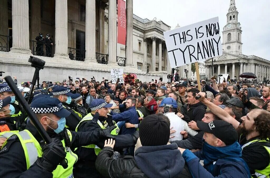 Изоляция англии. Europe Covid protest. Протесты в Британии 2022. Митинги на Трафальгарской площади. Забастовки в Великобритании.