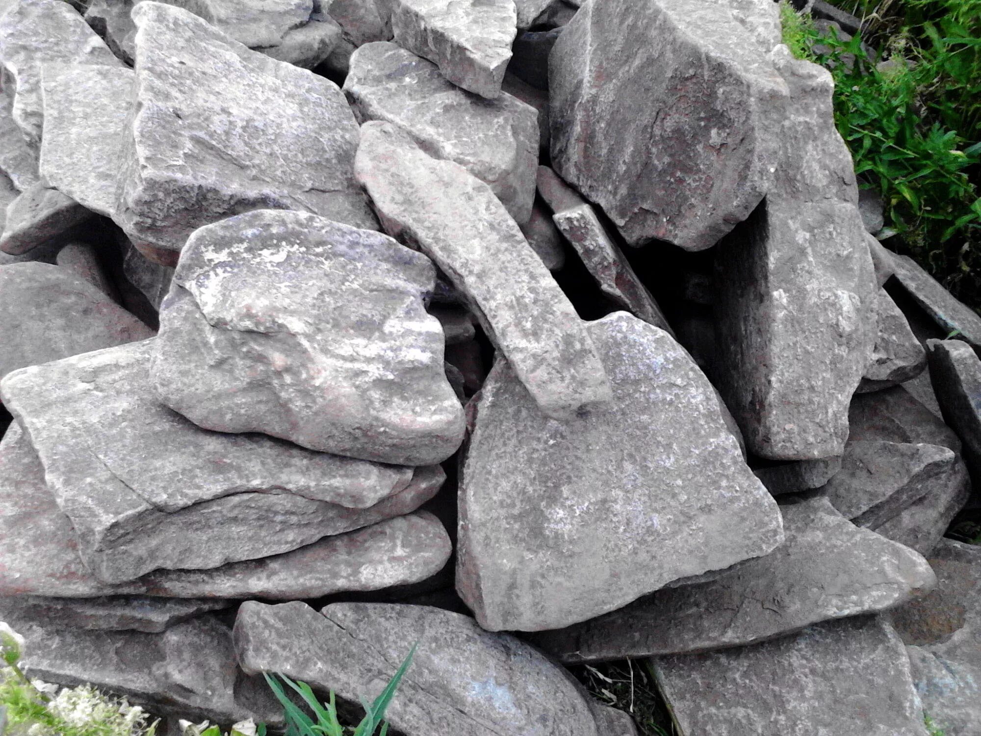 Купить камни в ставрополе. Камень бут (светло серый) 70-150мм. Ландшафтный камень бут. Камень глыба. Гранитный валун.