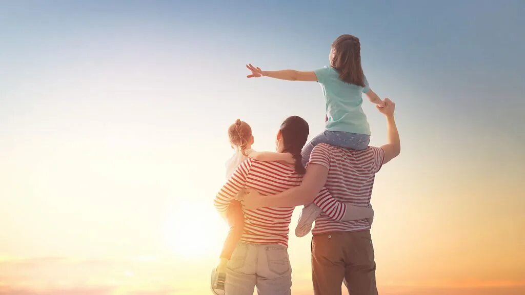 Фамилия логотип. Семья в парке. Расширенная семья. Довольная семья. Familia org.