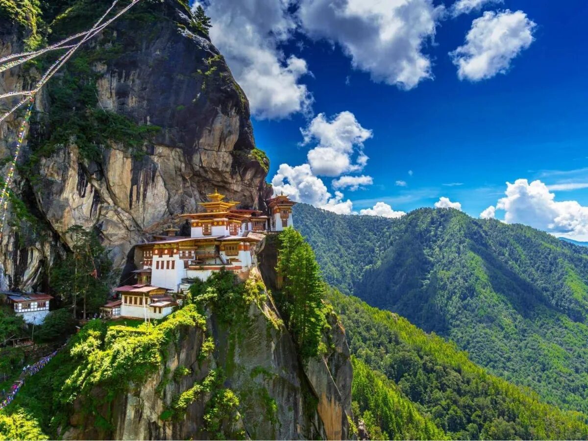 Самые яркие достопримечательности. Монастырь Такцанг-лакханг. Такцанг-лакханг бутан. Королевство бутан (Bhutan). Бутан Гималаи.