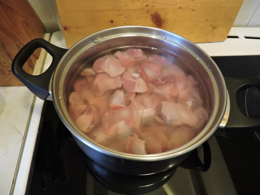Как сварить куриные желудки. Куриные желудки варятся. пупки куриные в кастрюле. варка куриных желудков. вареные куриные желудки.