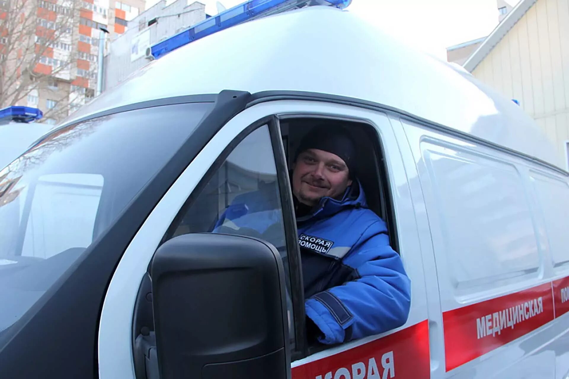 Работа водитель алтайский край. Водитель скорой помощи. Автомобиль скорой медицинской помощи. Водитель скорой медицинской помощи. Вручение машин скорой помощи.