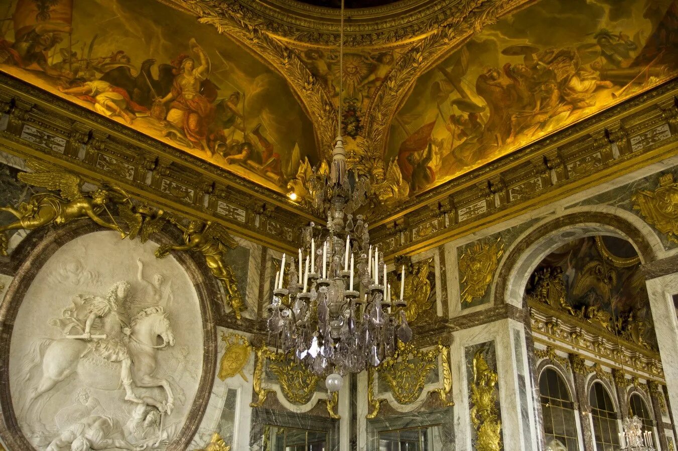 Версальский дворец салон геркулеса. Люстры дворца Версаля. Зеркальный зал Версальского дворца.