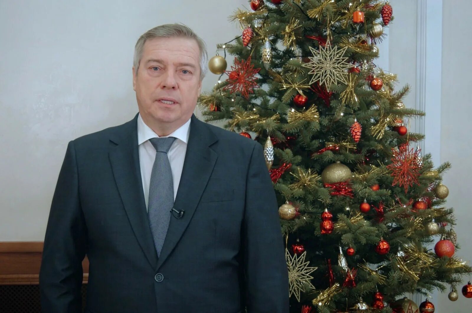 Новый год ростовская область. Губернатор голубев новогодняя елка. губернаторская елка василия голубева 2025. новый год. голубев губернатор ростовской области.