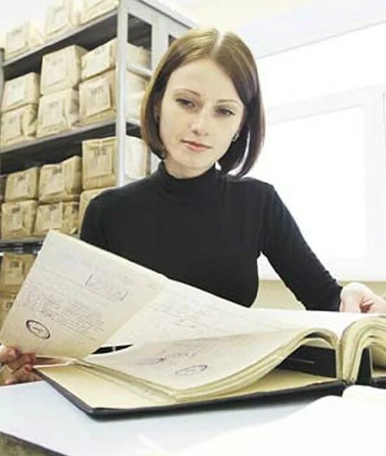 Архивист профессия. Архивный сотрудник. Архивный сотрудник. Архив организации. Архивариус профессия.