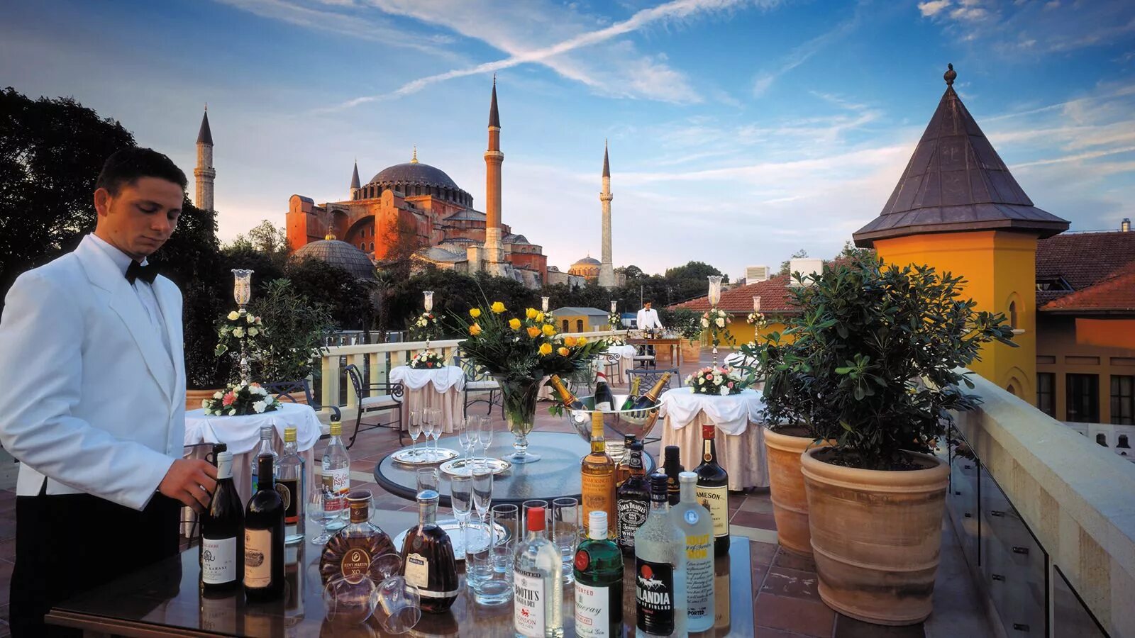 Стамбул времена года. Four Seasons Стамбул. Four Seasons Istanbul Sultanahmet. Ресторан Hagia Sophia Terrace Стамбул. Four Seasons Турция.