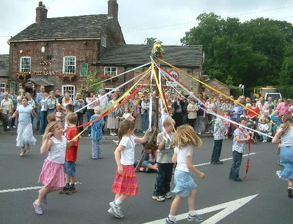 Мэй дэй в англии. Первое мая в англии презентация. When is may day celebrated. Мэй дэй праздник. When is may day celebrated.