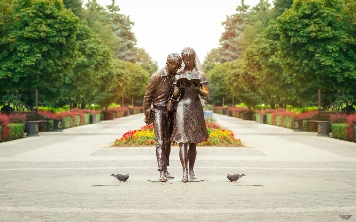 Памятник шурику и лидочке в москве. Памятник шурику и лидочке в краснодаре и москве. Скульптура известной кинокомедии в краснодаре. Памятник шурику и лидочке в москве. Скульптура шурик и лида краснодар.