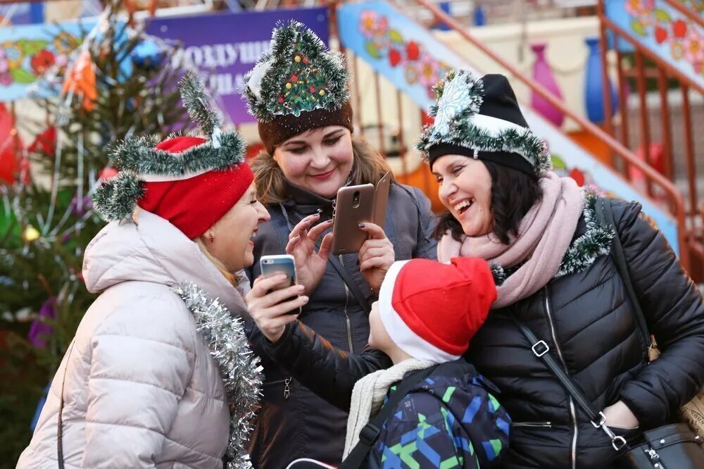 Новогодние гуляния. Новогодний праздник. Новогодний праздник на улице. Новогодние каникулы. Отметить новый год в январе