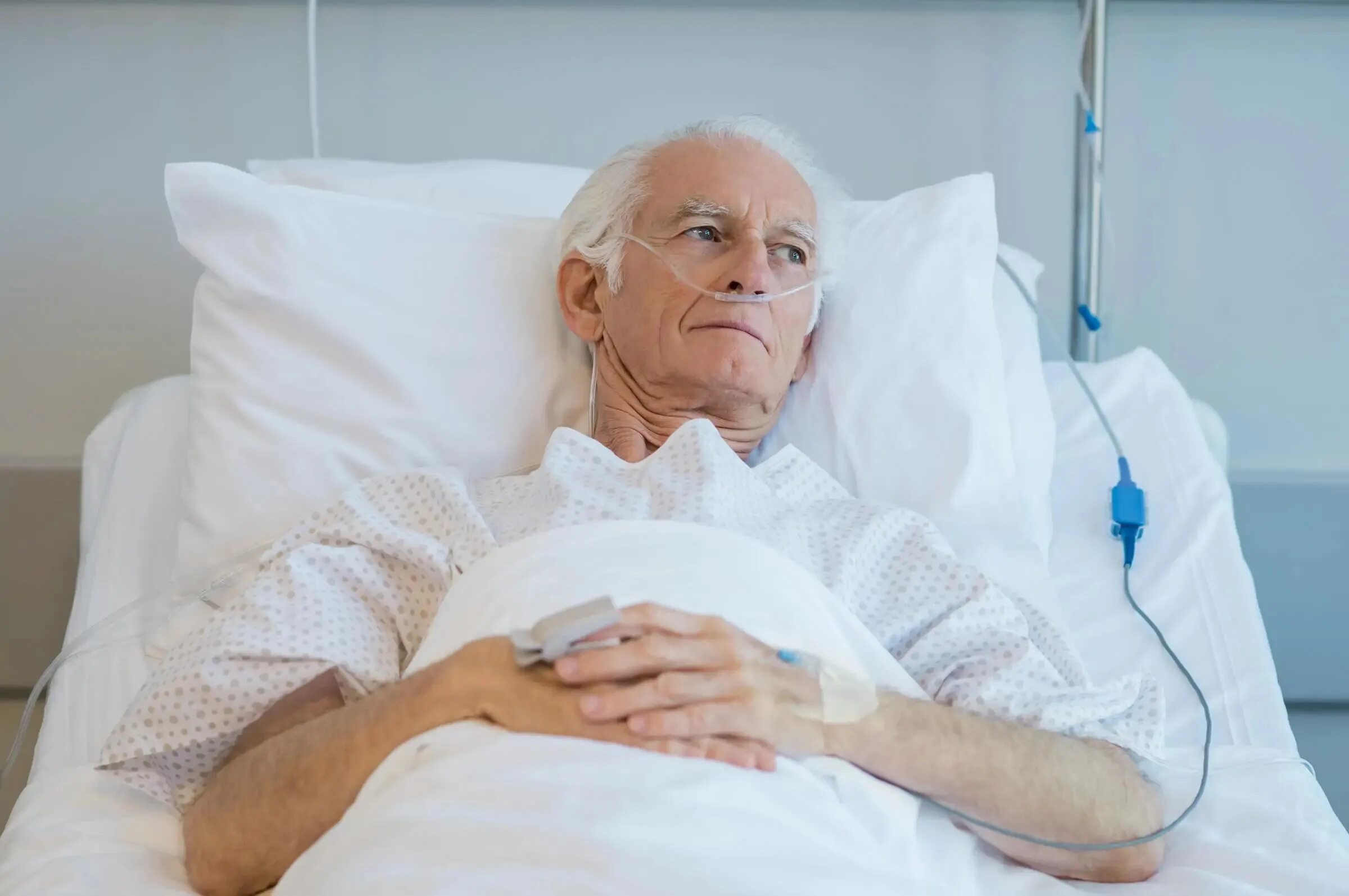 Чем болеют старые люди. Больной старик в больнице. Пожилой мужчина на кровати в больнице. Онкологические больные старики.