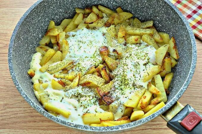 Жареная картошка с яйцом фото Austrian Food: Fried Potatoes with Meat and Eggs in a Pan Closeu Stock Image I