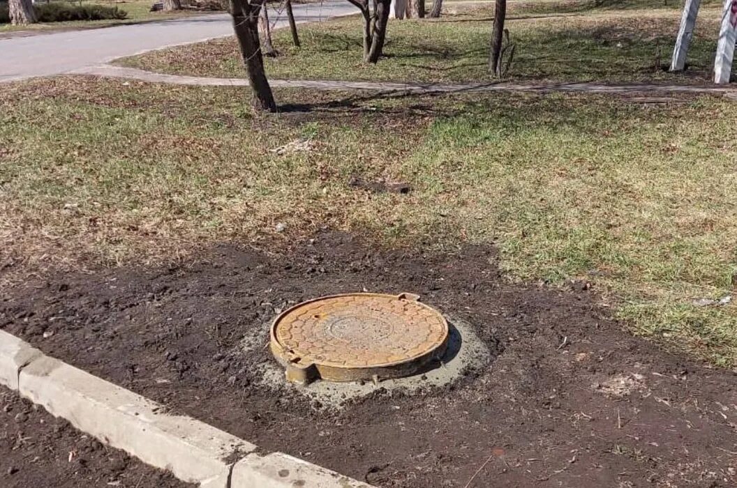 Люк курск. Люк курск провалился. колодец в курске.
