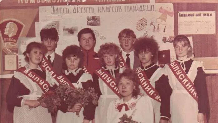 27 выпускников школы 30. Выпускники 1989 года. Выпуск 1989 года. Выпускники школы 1989. Выпускной класс 1989.