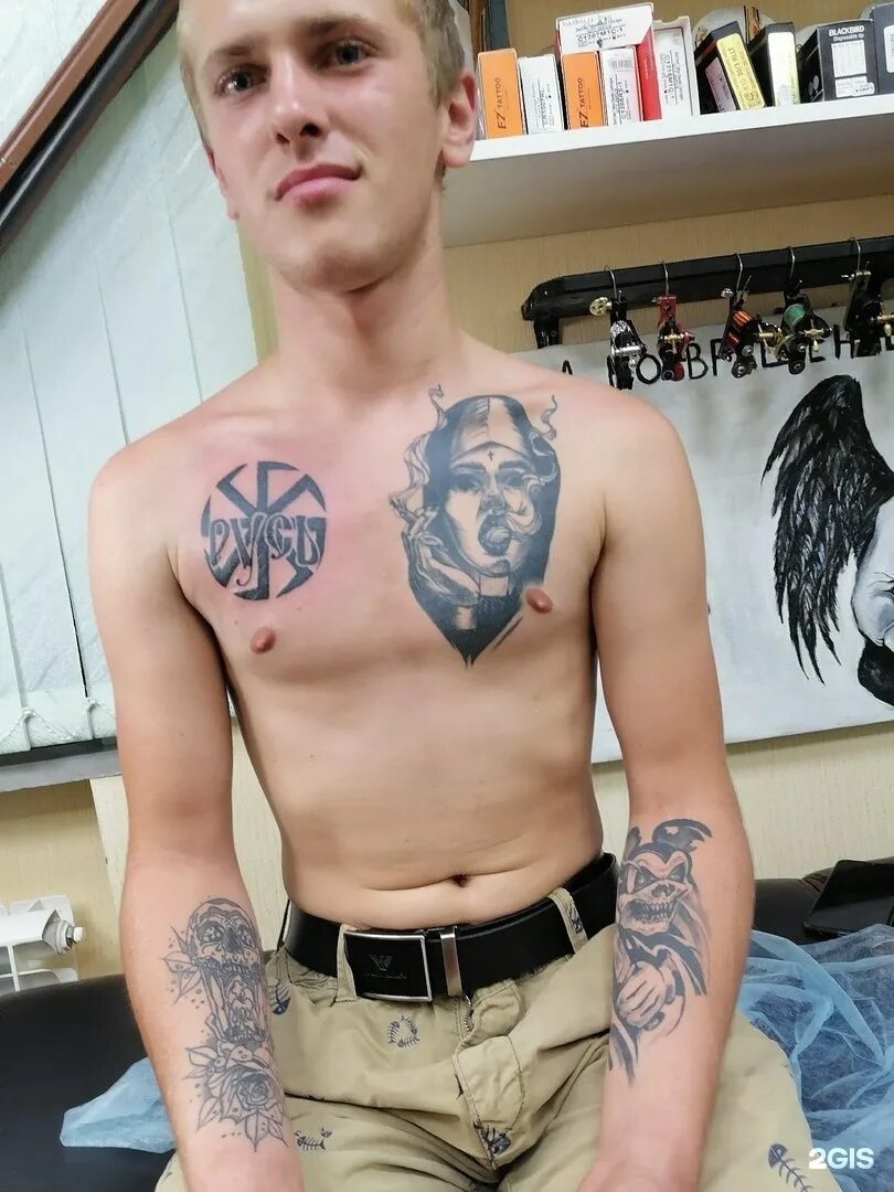 Тату сочи. Тату с пирамидой на лбу девушка. Тату город сочи. Tattoo сочи. Tattoo сочи.