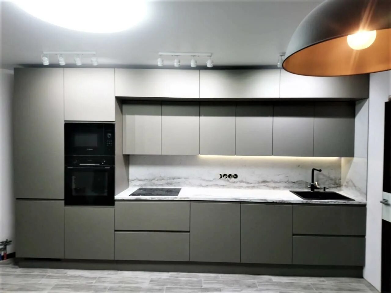 Кухонный гарнитур интегра. Ручка интегра в фасадах. Мдф эмаль интегра фасады интегра. Кухни последние тенденции. Кухни интегра.