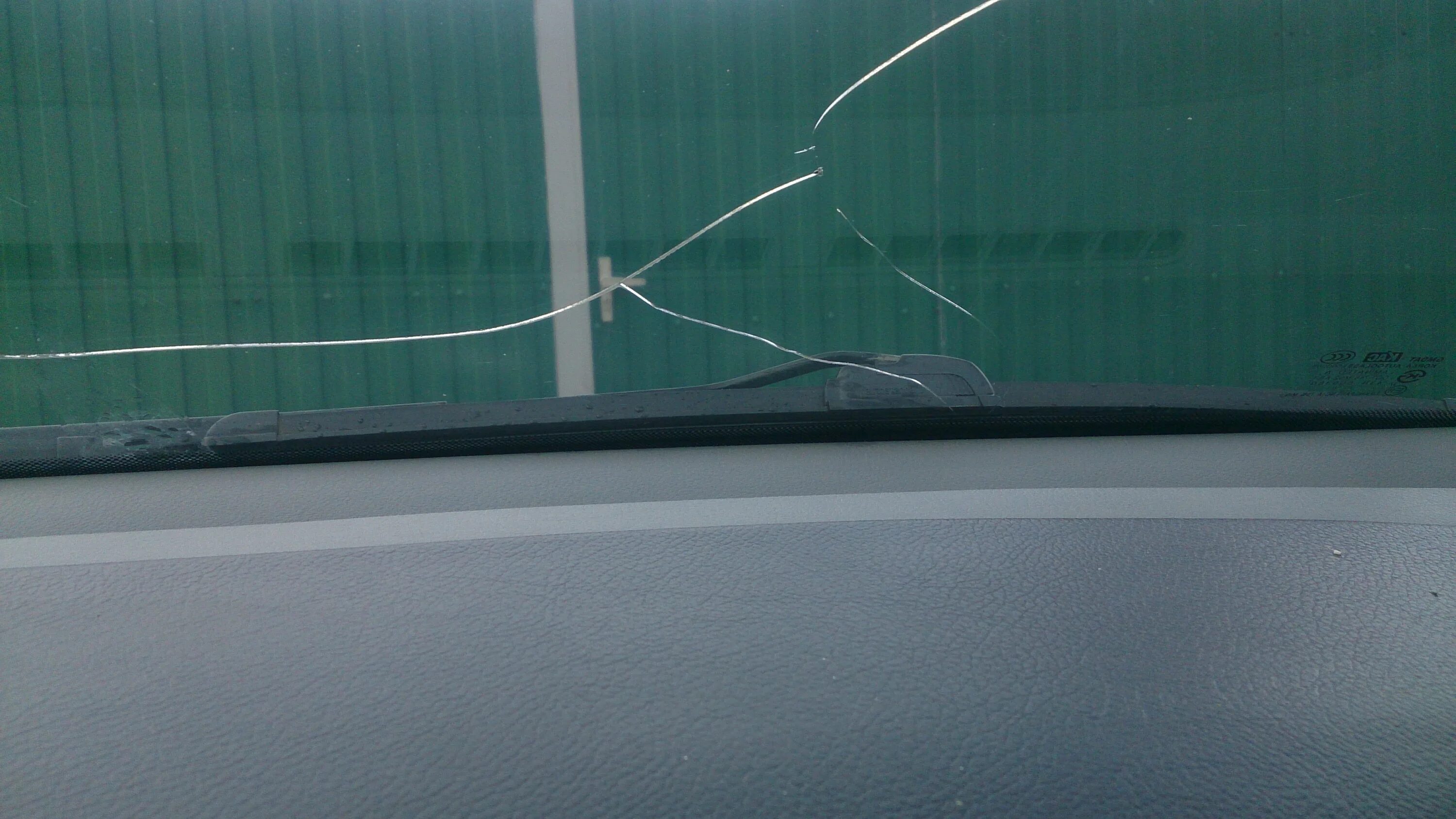 Треснутое лобовое стекло на ВАЗ 2114. Трещина на лобовом. Трещина на лобовом стекле авто. Трещины на ветровом стекле.